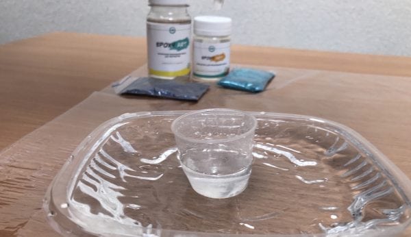 Escalfeu la resina transparent en un bany d’aigua