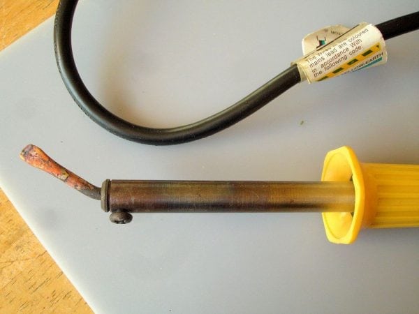 Folosind un fier de lipit convențional pentru conectarea linoleumului