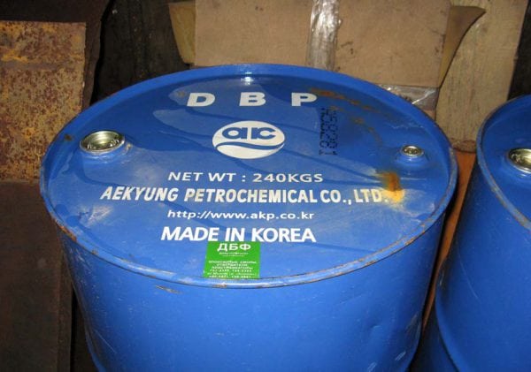 Para a polimerização de resinas a temperaturas elevadas, é utilizado um endurecedor de dibutil ftalato.