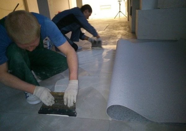 Laying flooring on concrete screed