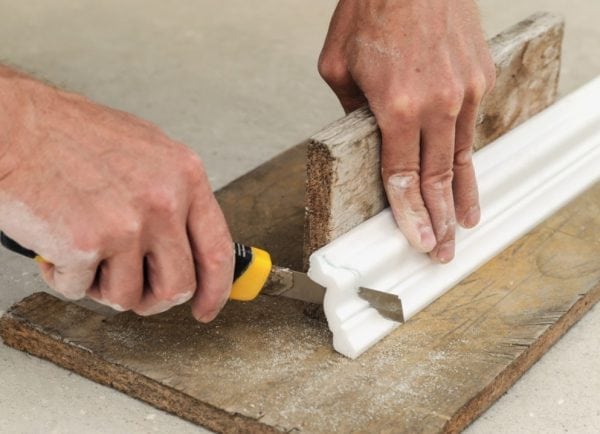 Un metodo per tagliare un battiscopa del soffitto senza una scatola di taglio
