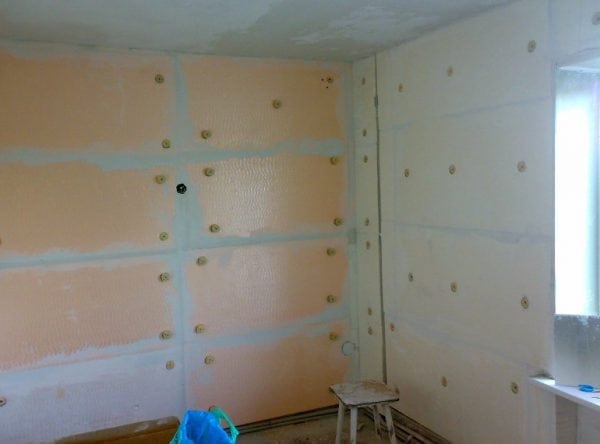 Aislamiento de paredes en el departamento con poliestireno expandido.