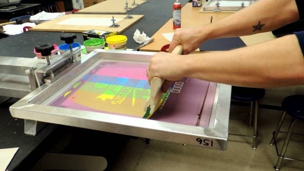 Gli inchiostri a polimerizzazione UV sono comunemente usati per la serigrafia.