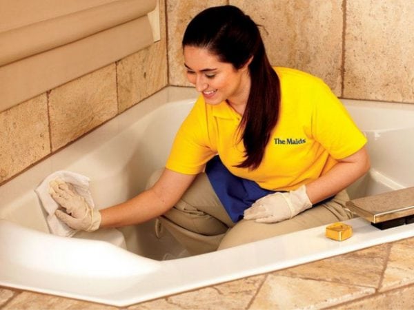 Cleaning the bath from traces of sealant