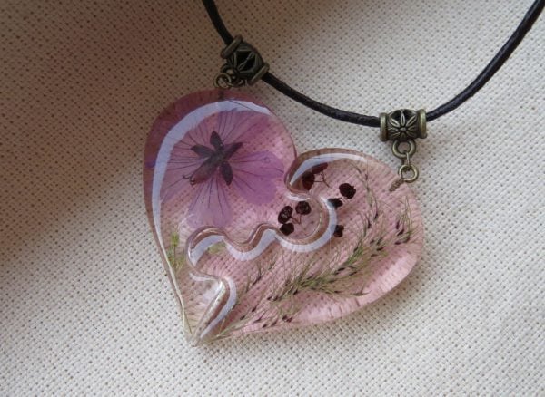 Pandantiv în formă de inimă cu floare de geraniu din bijuterii din rășină