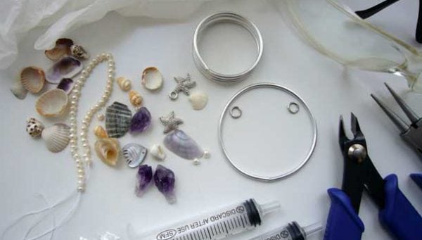 Material och verktyg för att göra smycken av hartsharts
