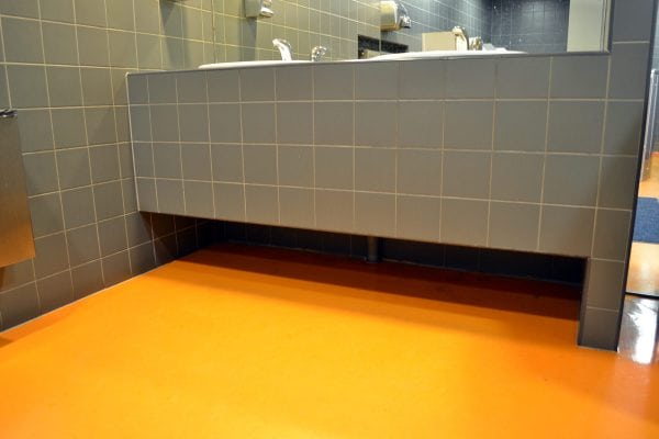 Pardoseala portocalie de baie epoxidică