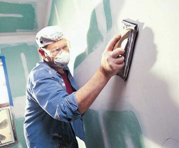La pintura vieja debe tratarse con papel de lija para aumentar la adhesión.