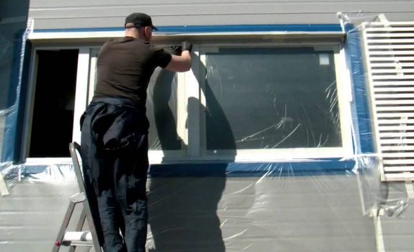 Antes de pintar la ventana, debe sellar el vidrio.