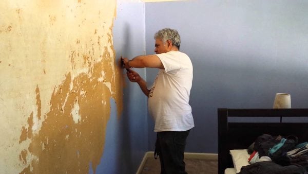 Peeling maling skal fjernes fra væggen.