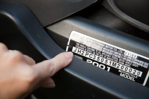 Die Farbnummer des Autolacks ist auf einem speziellen Schild angegeben