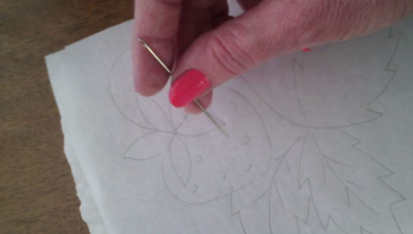 Överför ett mönster till tyg med silkespapper
