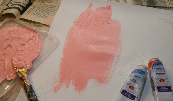 גוונים של אפרסק מוכנים בדרך כלל על ידי האמן בכוחות עצמם על ידי ערבוב צבעים