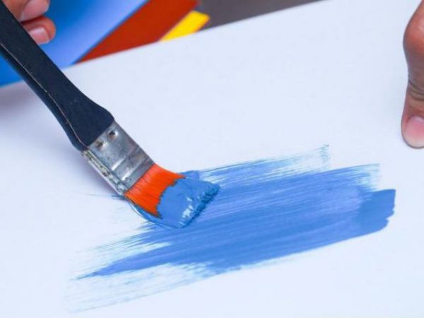 Os tons cinza de azul são obtidos adicionando tinta laranja ao azul