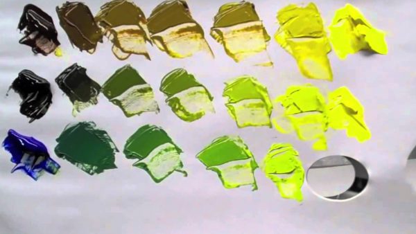 Mescolando i colori su una tavolozza per i toni del verde