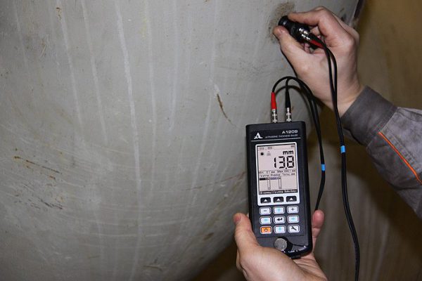 Measurement of a paint layer on a car using an ultrasonic thickness gauge