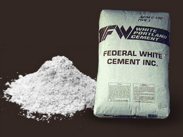 Pentru betonul colorat, de obicei se folosește ciment Portland alb.
