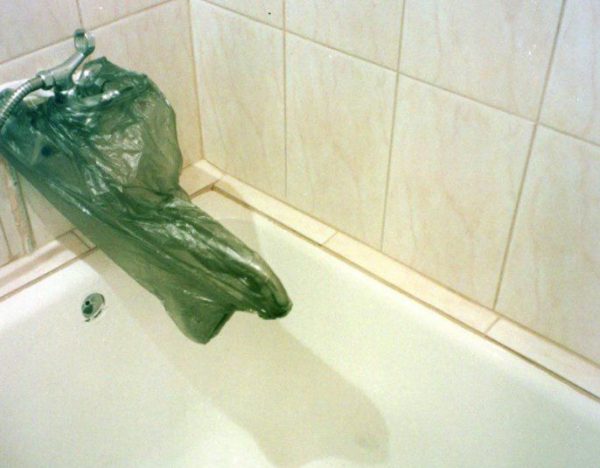 قبل طلاء حوض الاستحمام ، يجب لف الصنابير والصنابير بغطاء بلاستيكي.