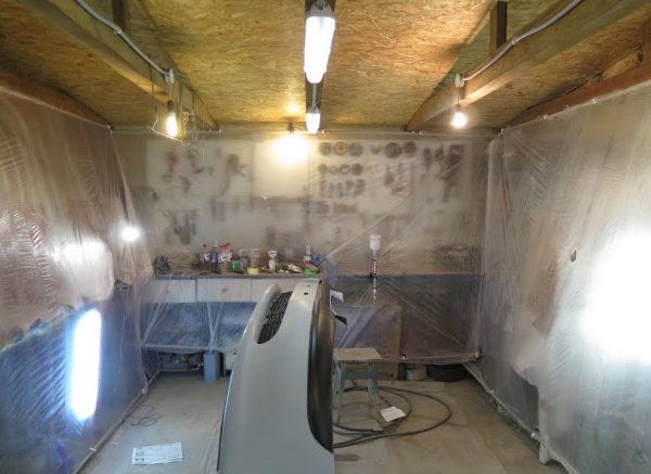 Disposición de la cabina de pintura en el garaje.