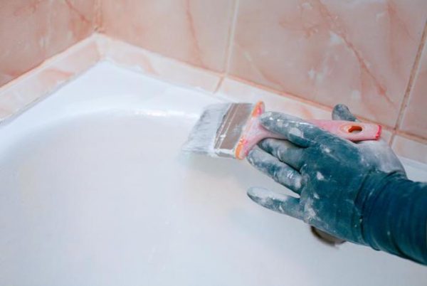 Čuguna vannas vislabāk krāsot ar emalju ar suku
