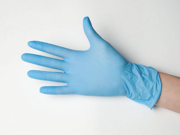 When painting leather goods, gloves should be used.