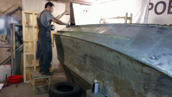 Förbereder båten för målning