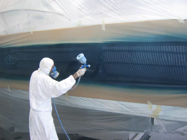 Painting the boat hull from a spray gun