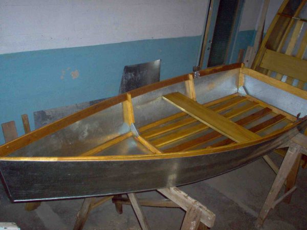 Dipingere l'interno della barca