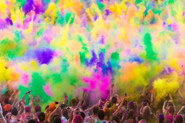 Holi-Farben werden bei Massenfeiern verwendet