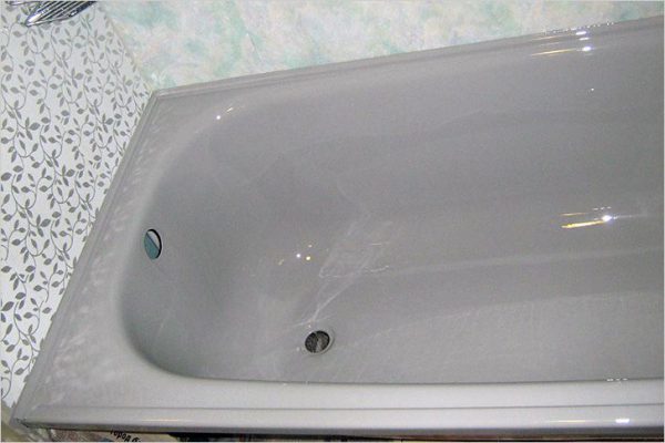 Memulihkan enamel pada mandi lama lebih mudah daripada membeli dan memasang yang baru.