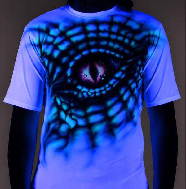 T-shirt med et mønster lavet af lysende maling