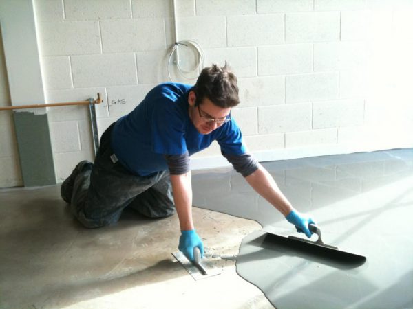 Az alapozó elősegíti az öntött padló jobb eloszlását a felületen