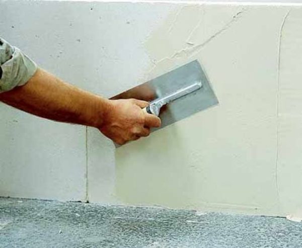 Abans d’aplicar pintura de pissarra, prepareu amb cura les parets