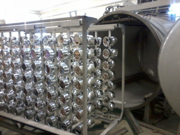 Krompläteringsprodukter i en vakuumkammare