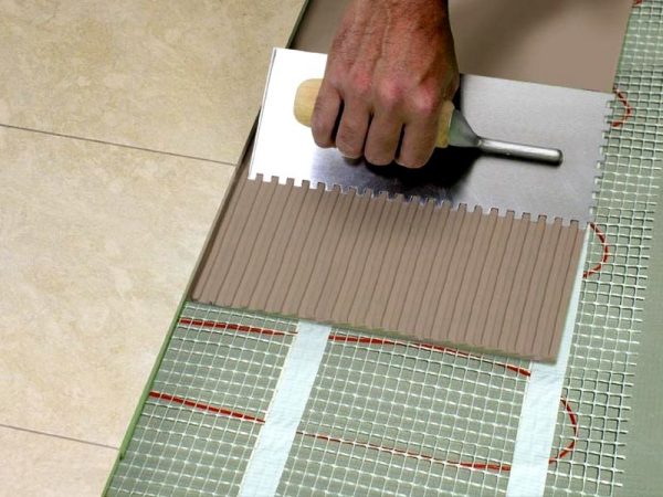 Flexibelt lim lämpligt för att lägga brickor på deformerbara underlag