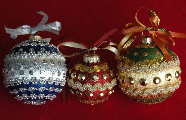 Kerstballen versierd met kralen