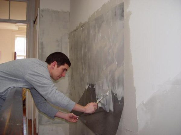 Förbereda väggarna i badrummet för att lägga plattor