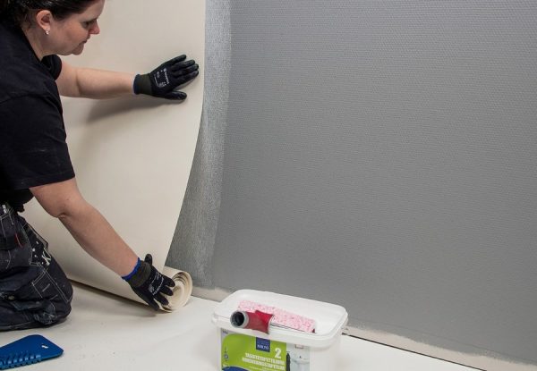 Zum Verkleben der Wände mit Glastapeten wird ein spezieller Kleber benötigt