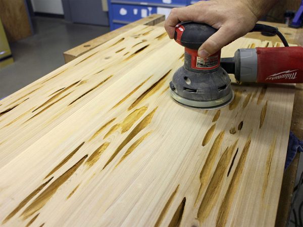 Sadora per preparar una superfície de fusta per abocar