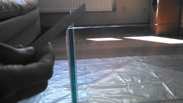 Naadbewerking voor het lijmen van glas