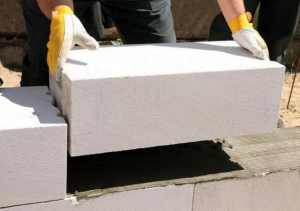 The thickness of the seam when laying foam concrete