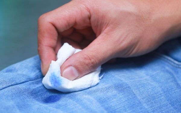 Termoplastisen materiaalin poistaminen vaatteista