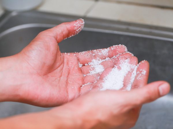 Kéz eltávolítása sóval