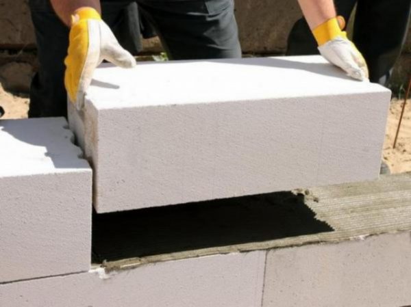 Masonry of aerated concrete blocks