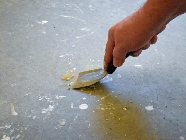 Cleaning the floor with a spatula