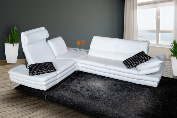 Balta krāsa var nebūt praktiska dīvānam.