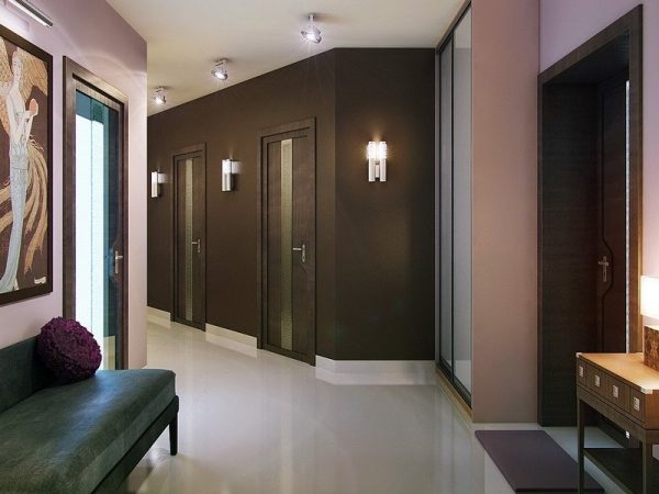 Diseño de pasillo con paredes marrones.