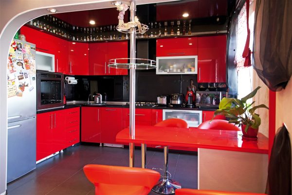 Colore rosso all'interno della cucina