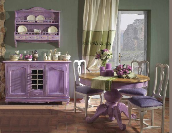 Küchendekoration in lila Tönen