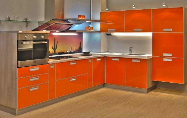 El color naranja se puede usar para fachadas de gabinetes